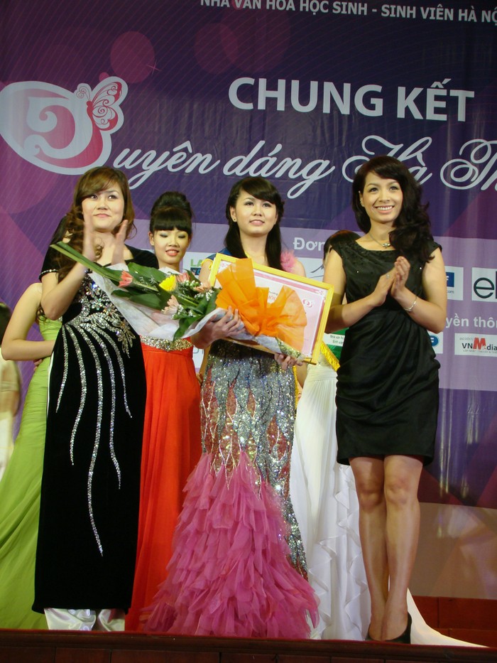 Nguyễn Lan Chi được tận tay Người mẫu Thúy Hằng trao tặng danh hiệu Á khôi 2.